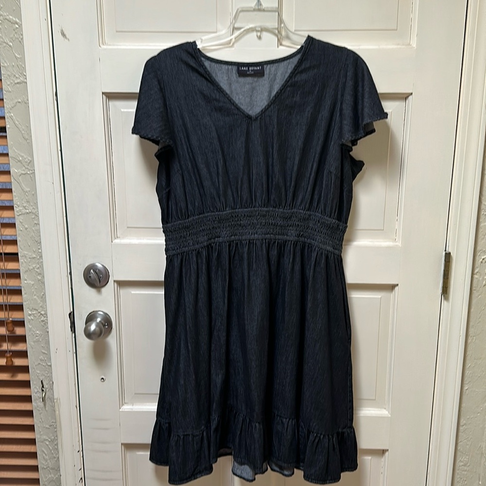 Yes, it has pockets! V-neck, flutter sleeve, ruffled hem